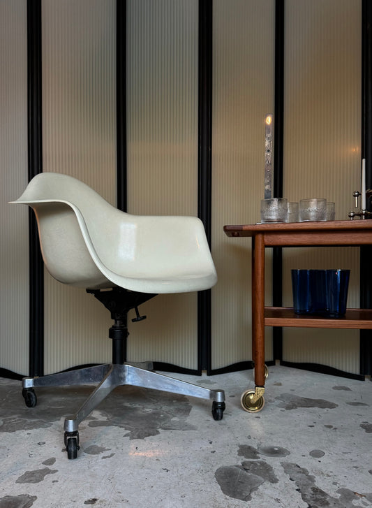 Eames DAT fiberglass office chair with tilt base by Charles and Ray Eames for Herman Miller