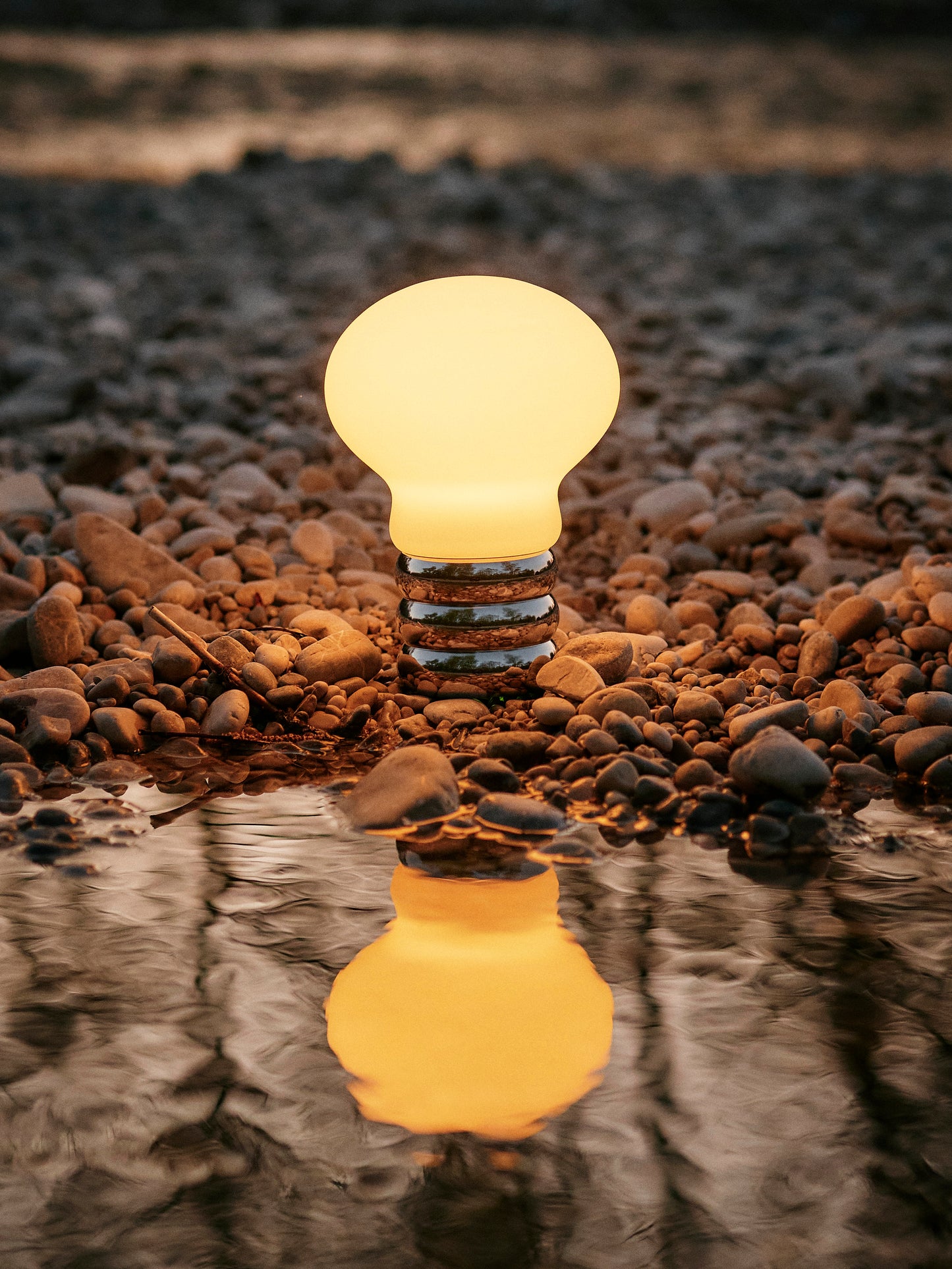 B. Lampe de table à pile à ampoule