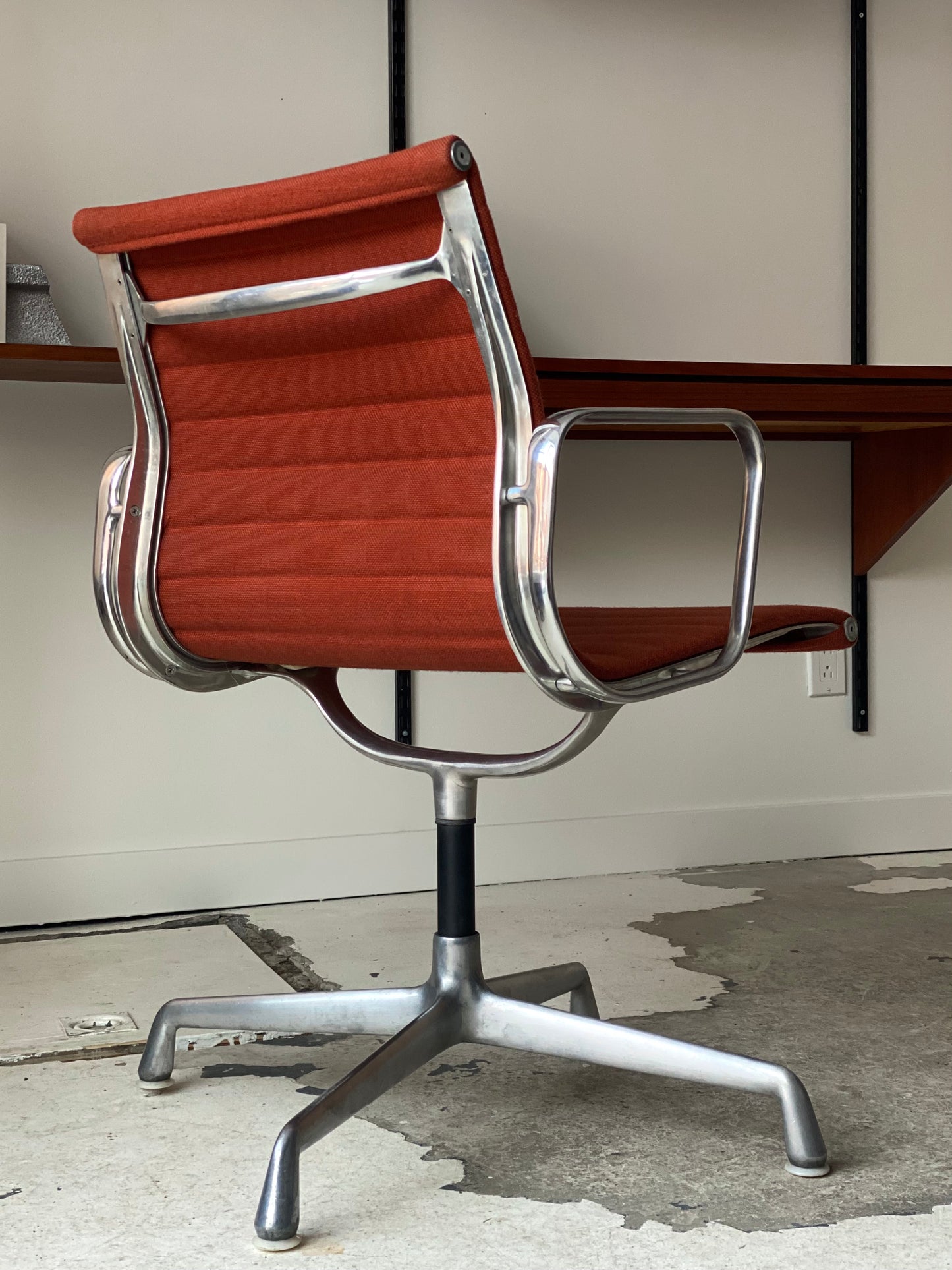 Chaise de bureau de direction par Charles &amp; Ray Eames 