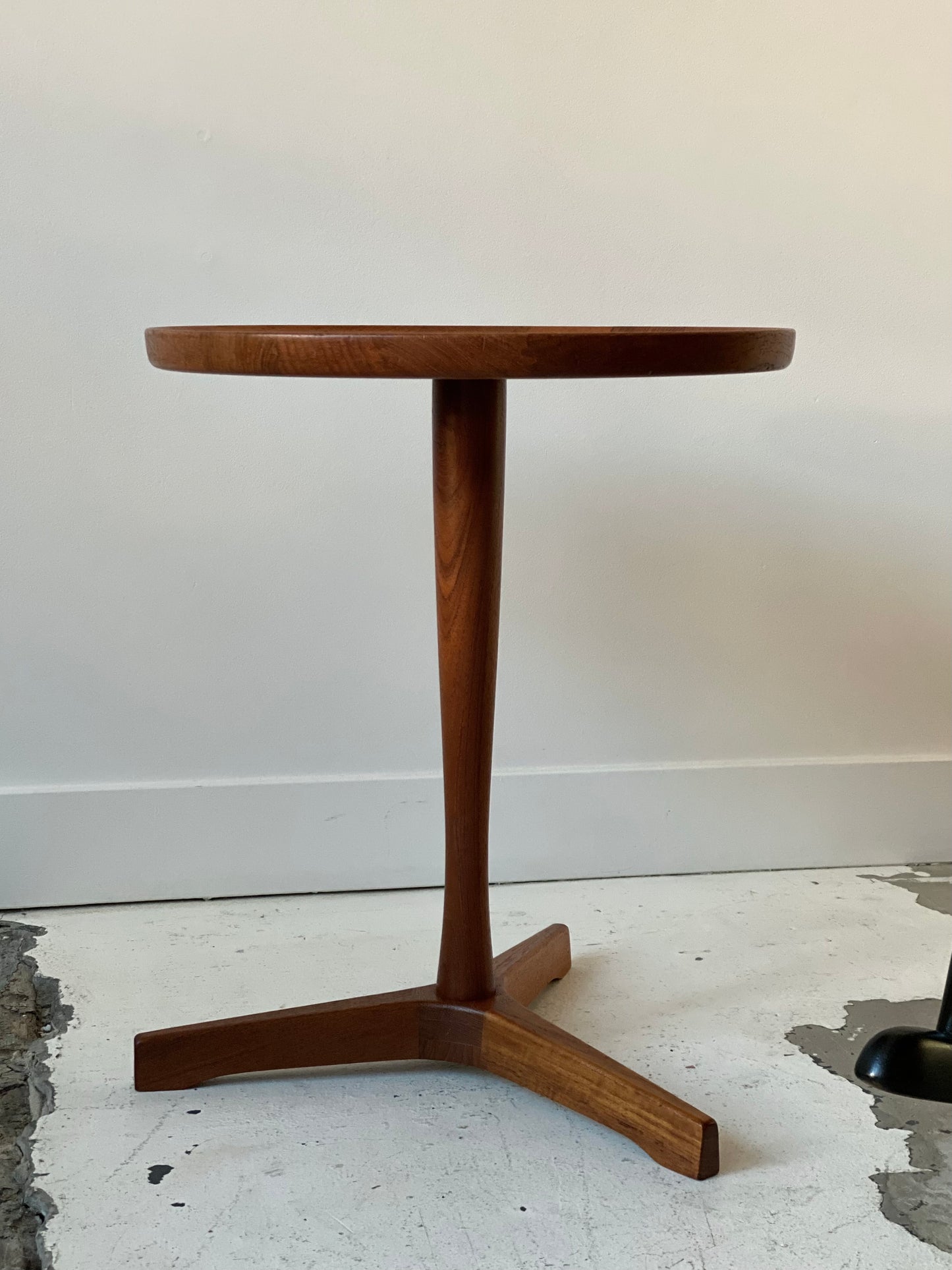 Petite table d'appoint en teck massif par Hans C. Andersen