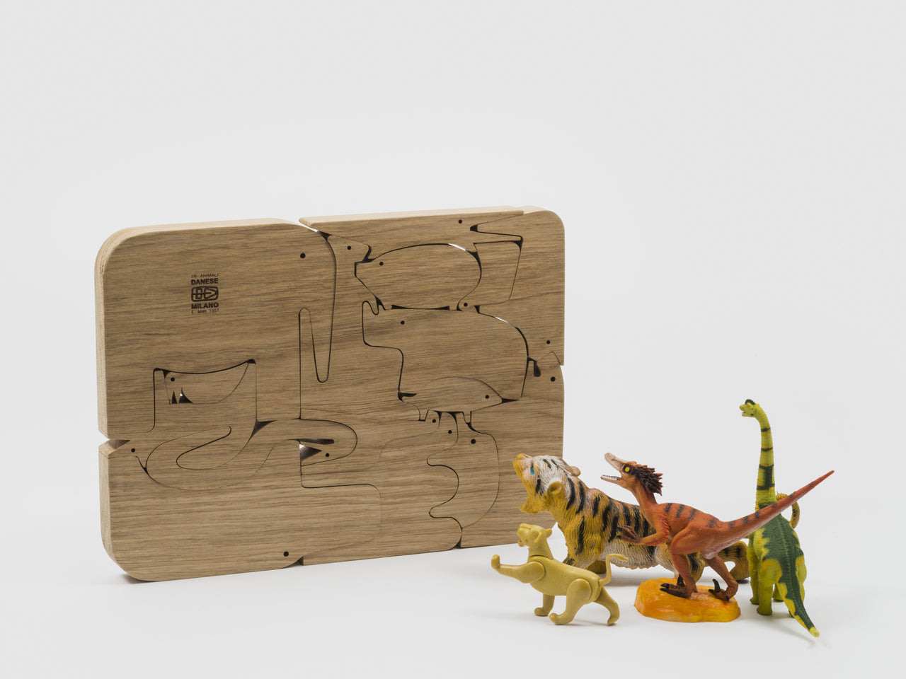 16 Animali oak puzzle by Enzo Mari