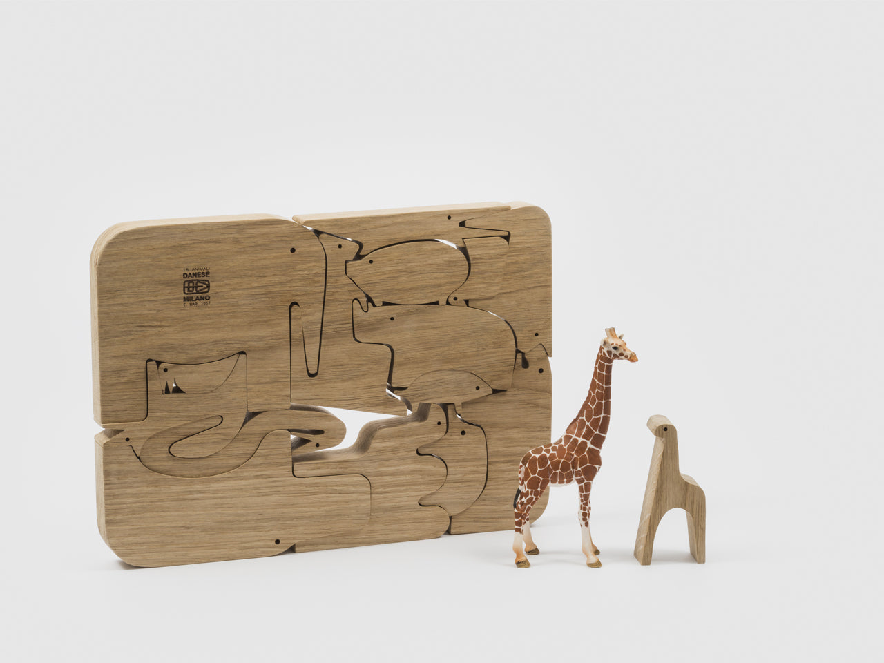 16 Animali oak puzzle by Enzo Mari