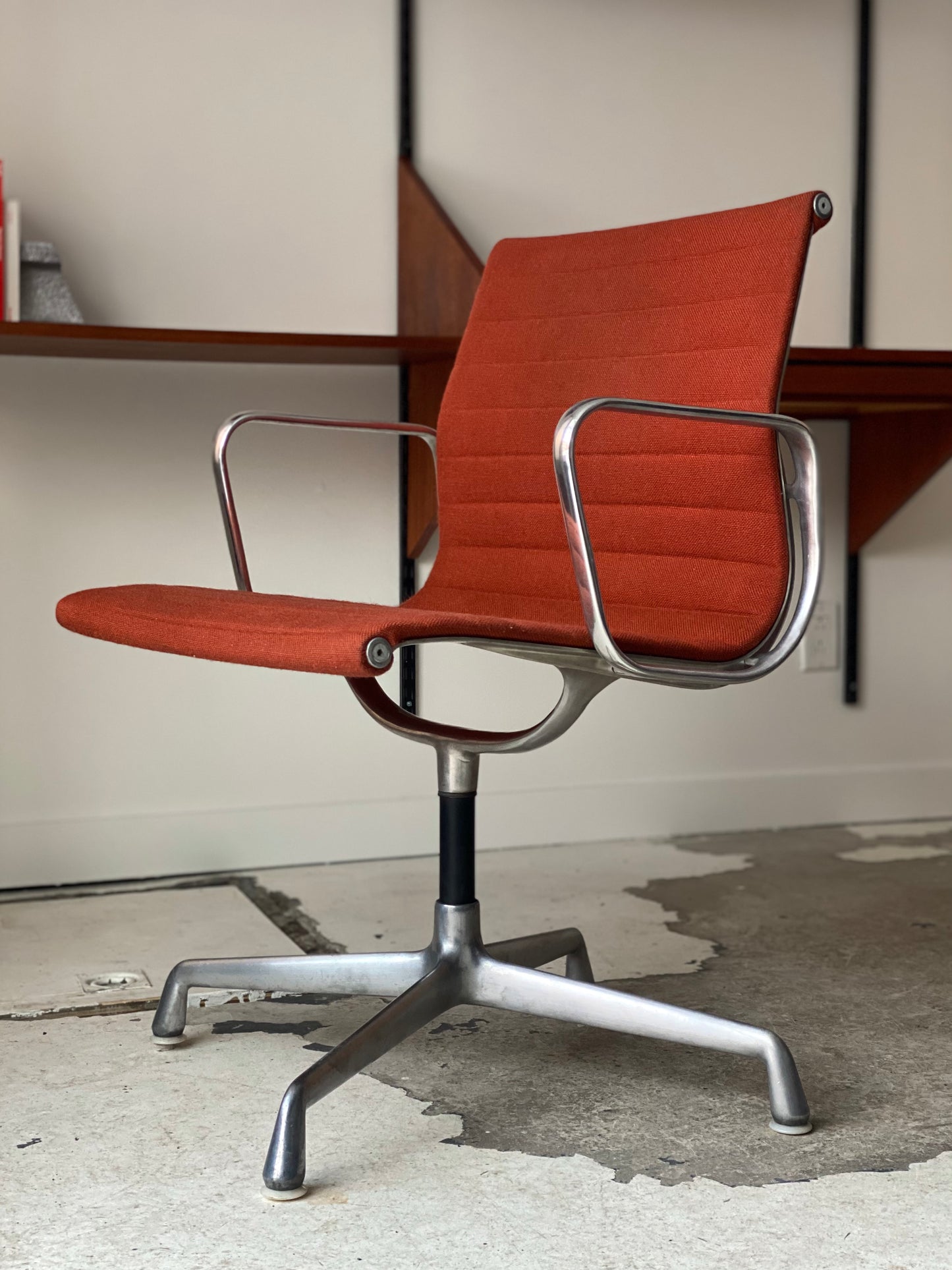 Chaise de bureau de direction par Charles &amp; Ray Eames 