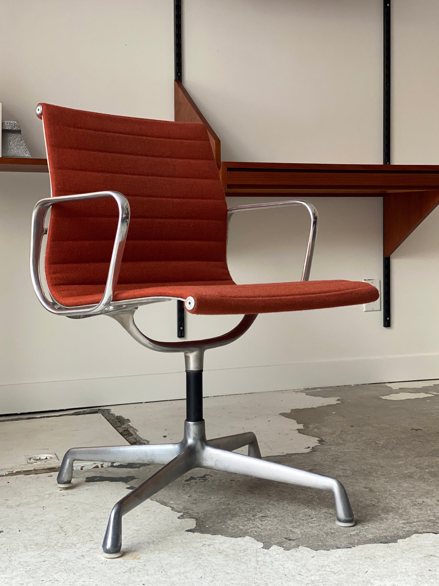 Chaise de bureau de direction par Charles &amp; Ray Eames 