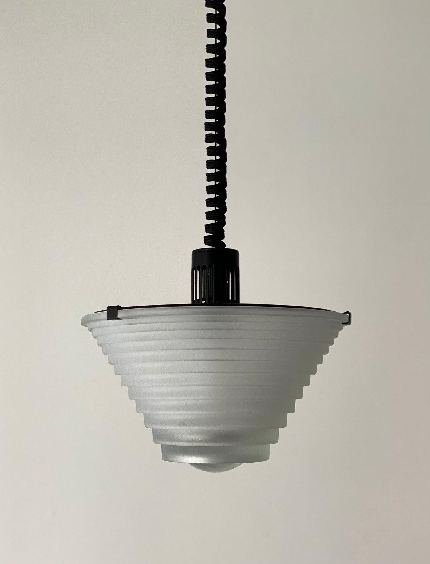 Suspension Egina par Angelo Mangiarotti pour Artemide